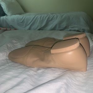 Tan stretch Jazz shoes with heel size 5 1/2 fits like a size 6-6.5